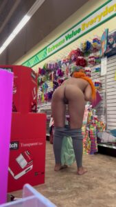 Jaysquirtz – Barefoot and Fully Naked Store Flashing