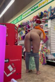 Jaysquirtz – Barefoot and Fully Naked Store Flashing